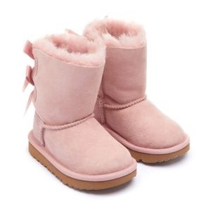 Pink Ugg’s with bows size 7